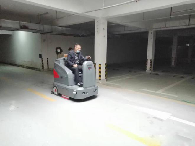 雅安小区物业保洁不用人力改用驾驶式洗地机了